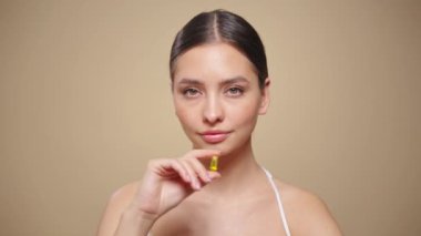 Vitaminler. Morina yağlı Omega-3 haplı mutlu güzel kıza yakın çekim. Beslenmek. D vitamini, E vitamini, balık yağı kapsülleri. Sağlıklı yaşam tarzı. Spor, Diyet Konsepti