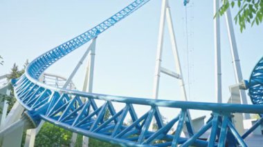 Mavi gökyüzüne karşı lunapark treni. Lunaparktaki lunaparkta hız treni. Eğlence parkında neşeli eğlenceler.