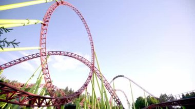 Mavi gökyüzüne karşı lunapark treni. Lunaparktaki lunaparkta hız treni. Eğlence parkında neşeli eğlenceler.