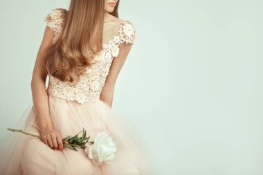 Dantel gelinlik güzel kadın. Güzel bayan ile sağlıklı ve güzellik saç. Bir şakayık kadınla