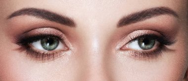 Uzun kirpikleri olan güzel dişi gözler. Kirpik uzantıları. Makyaj, kozmetik, güzellik. Yaklaş, makro.