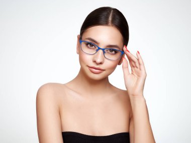 Gözlüklü, uzun kirpikli bir kadın. Vizyon düzeltmesi. Gözlerim iyi görmüyor. Gözlük çerçevesi. Makyaj, kozmetik, güzellik. Yaklaş, makro.