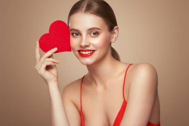 Yapay kırmızı bir kalp tutan güzel bir genç kadın. Sevgililer Günü - Bayram, Kadınlar, Sevgililer Günü, Tek Kadın, Kalp Şekli