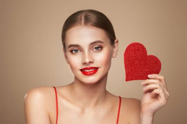 Yapay kırmızı bir kalp tutan güzel bir genç kadın. Sevgililer Günü - Bayram, Kadınlar, Sevgililer Günü, Tek Kadın, Kalp Şekli
