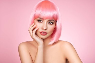 Pembe saçlı güzel bir model portresi. Bob kısa saç kesimi. Kısa boyalı saçlı güzel cazibeli kız.