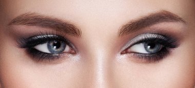 Uzun kirpikleri olan güzel dişi gözler. Kirpik uzantıları. Makyaj, kozmetik, güzellik. Yaklaş, makro.