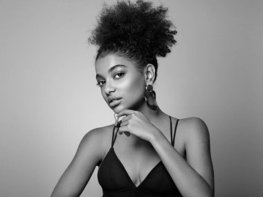 Afro saçlı Afrikalı Amerikalı bir kızın güzel portresi. Güzel siyah kadın. Kozmetik, makyaj ve moda. Siyah beyaz fotoğraf.