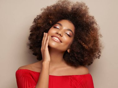 Afro saçlı Afrikalı Amerikalı bir kızın güzel portresi. Güzel siyah kadın. Kozmetik, makyaj ve moda