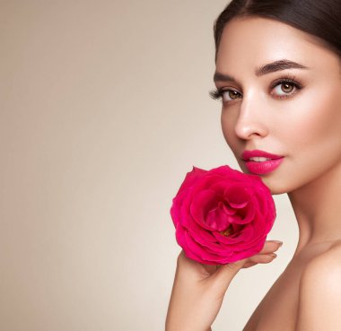 Güllü güzel bir manken. Mükemmel kadın makyajını yakından yapar. Ruj izi. Güzel tırnaklar. Güzel gülümseme. Mükemmel cilt