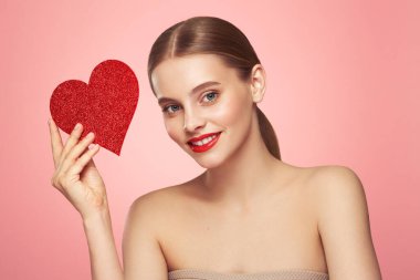 Yapay kırmızı bir kalp tutan güzel bir genç kadın. Sevgililer Günü - Bayram, Kadınlar, Sevgililer Günü, Tek Kadın, Kalp Şekli