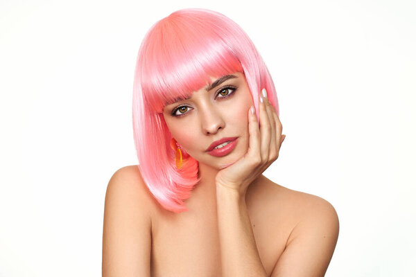 Портрет модели красоты с розовыми волосами. Боб короткая стрижка. Красивая гламурная девушка с короткими окрашенными волосами