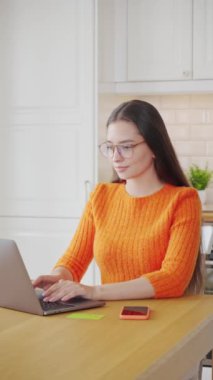 Genç, çekici bir kadın, kredi kartıyla dizüstü bilgisayarla online alışveriş yapıyor. E-ticaret, iş konsepti. Serbest, uzak çalışma