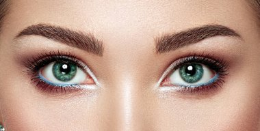 Uzun kirpikleri olan güzel dişi gözler. Kirpik uzantıları. Makyaj, kozmetik, güzellik. Yaklaş, makro.