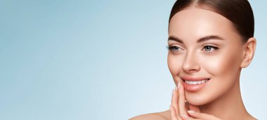 Temiz tenli güzel bir genç kadın portresi. Sağlıklı ciltli bir model, yakın portre. Kozmetik, güzellik ve kaplıca