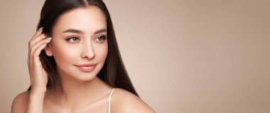 Temiz tenli güzel bir genç kadın portresi. Sağlıklı ciltli bir model, yakın portre. Kozmetik, güzellik ve kaplıca