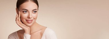 Temiz tenli güzel bir genç kadın portresi. Sağlıklı ciltli bir model, yakın portre. Kozmetik, güzellik ve kaplıca