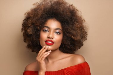 Afro saçlı Afrikalı Amerikalı bir kızın güzel portresi. Güzel siyah kadın. Kozmetik, makyaj ve moda