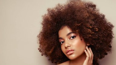 Afro saçlı Afrikalı Amerikalı bir kızın güzel portresi. Güzel siyah kadın. Kozmetik, makyaj ve moda