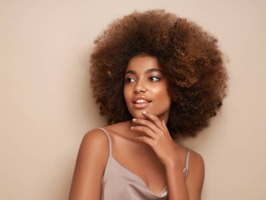 Afro saçlı Afrikalı Amerikalı bir kızın güzel portresi. Güzel siyah kadın. Kozmetik, makyaj ve moda