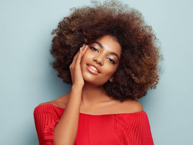 Afro saçlı Afrikalı Amerikalı bir kızın güzel portresi. Güzel siyah kadın. Kozmetik, makyaj ve moda