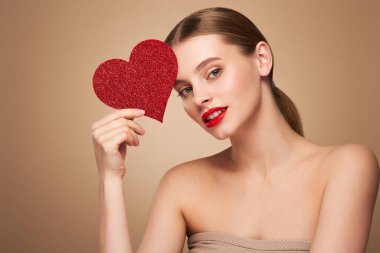 Yapay kırmızı bir kalp tutan güzel bir genç kadın. Sevgililer Günü - Bayram, Kadınlar, Sevgililer Günü, Tek Kadın, Kalp Şekli