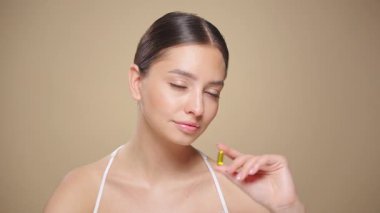 Vitaminler. Morina yağlı Omega-3 haplı mutlu güzel kıza yakın çekim. Beslenmek. D vitamini, E vitamini, balık yağı kapsülleri. Sağlıklı yaşam tarzı. Spor, Diyet Konsepti