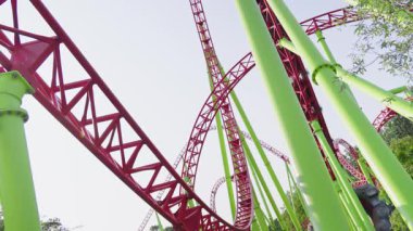 Mavi gökyüzüne karşı lunapark treni. Lunaparktaki lunaparkta hız treni. Eğlence parkında neşeli eğlenceler.