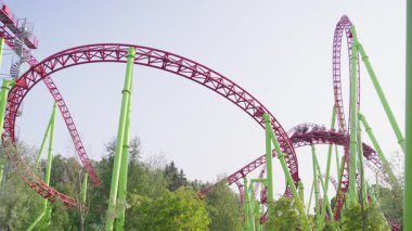 Mavi gökyüzüne karşı lunapark treni. Lunaparktaki lunaparkta hız treni. Eğlence parkında neşeli eğlenceler.