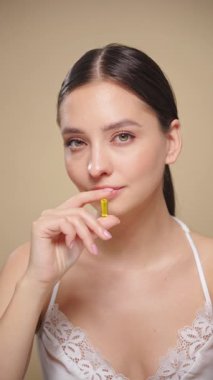 Vitaminler. Morina yağlı Omega-3 haplı mutlu güzel kıza yakın çekim. Beslenmek. D vitamini, E vitamini, balık yağı kapsülleri. Sağlıklı yaşam tarzı. Spor, Diyet Konsepti