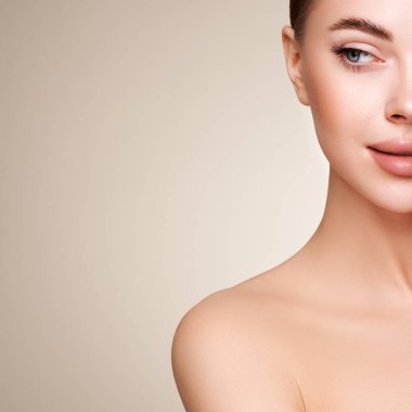 Temiz tenli güzel bir genç kadın portresi. Sağlıklı ciltli bir model, yakın portre. Kozmetik, güzellik ve kaplıca