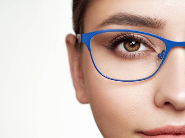 Gözlüklü, uzun kirpikli bir kadın. Vizyon düzeltmesi. Gözlerim iyi görmüyor. Gözlük çerçevesi. Makyaj, kozmetik, güzellik. Yaklaş, makro.
