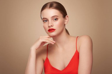 Temiz tenli güzel bir genç kadın portresi. Sağlıklı ciltli bir model, yakın portre. Kozmetik, güzellik ve kaplıca