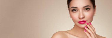 Temiz tenli güzel bir genç kadın portresi. Sağlıklı ciltli bir model, yakın portre. Kozmetik, güzellik ve kaplıca