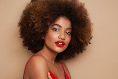 Afro saçlı Afrikalı Amerikalı bir kızın güzel portresi. Güzel siyah kadın. Kozmetik, makyaj ve moda