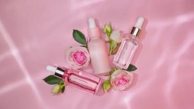 Kozmetik spa tıbbi cilt bakımı, pembe arka planda kolajen içeren cam serum şişesi. Yaşlanma önleyici bakım, nemlendirici ve temizlik için tıbbi ürün reklamı.