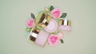 Yeşil arka planda kozmetik anti-yaşlanma kremi olan cilt bakımı kavanozu. Hyaluronik asit nemlendirici ürün