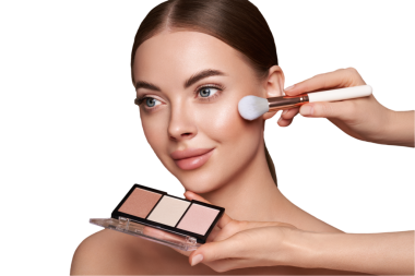 Makyaj sanatçısı Göz Gölgesi 'ni uyguluyor. Güzel Kadın Suratı. Mükemmel makyaj. Makyaj ekibi. Kusursuz Derili Güzellik Kızı. Çivi ve manikür. Göz Gölgesi Paleti