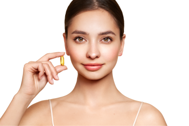 Vitaminler. Morina yağlı Omega-3 haplı mutlu güzel kıza yakın çekim. Beslenmek. D vitamini, E vitamini, balık yağı kapsülleri. Sağlıklı yaşam tarzı. Spor, Diyet Konsepti