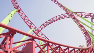 Mavi gökyüzüne karşı lunapark treni. Lunaparktaki lunaparkta hız treni. Eğlence parkında neşeli eğlenceler.