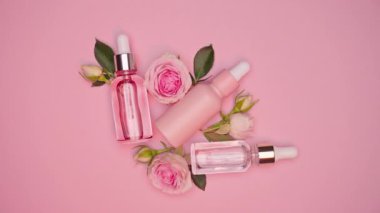 Kozmetik spa tıbbi cilt bakımı, pembe arka planda kolajen içeren cam serum şişesi. Yaşlanma önleyici bakım, nemlendirici ve temizlik için tıbbi ürün reklamı.