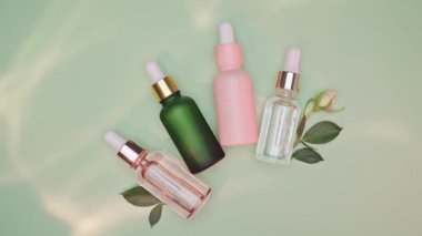 Kozmetik spa tıbbi cilt bakımı, yeşil arka planda kolajen içeren cam serum şişesi. Yaşlanma önleyici bakım, nemlendirici ve temizlik için tıbbi ürün reklamı.