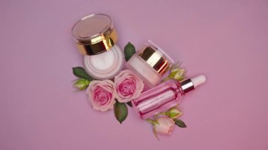 Pembe arka planda kolajen ve yaşlanma önleyici krem içeren cam serum şişesi. Yaşlanma önleyici bakım, nemlendirici ve temizlik için tıbbi ürün reklamı.