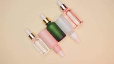 Kozmetik spa tıbbi cilt bakımı, bej arka planda kolajen içeren cam serum şişesi. Yaşlanma önleyici bakım, nemlendirici ve temizlik için tıbbi ürün reklamı.