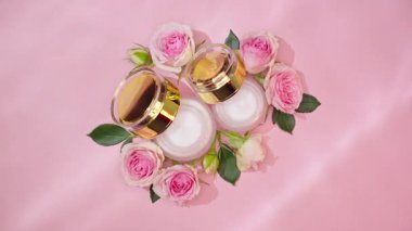 Pembe arka planda izole edilmiş kozmetik anti-yaşlanma kremi olan cilt bakımı kavanozu. Hyaluronik asit nemlendirici ürün