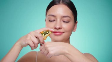 Temiz tenli güzel bir genç kadın portresi. Makyaj şişesi olan bir model. Kozmetik, güzellik ve kaplıca