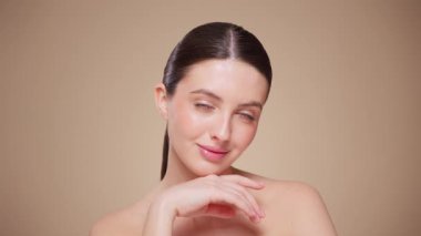 Sıska ve taze ciltli güzel bir genç kadın. Güzel kız yüz bakımı. Yüz bakımı. Kozmetik, güzellik ve kaplıca. Yavaş çekim