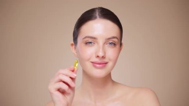 Vitaminler. Morina yağlı Omega-3 haplı mutlu güzel kıza yakın çekim. Beslenmek. D vitamini, E vitamini, balık yağı kapsülleri. Sağlıklı yaşam tarzı. Spor, Diyet Konsepti