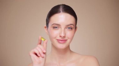 Vitaminler. Morina yağlı Omega-3 haplı mutlu güzel kıza yakın çekim. Beslenmek. D vitamini, E vitamini, balık yağı kapsülleri. Sağlıklı yaşam tarzı. Spor, Diyet Konsepti