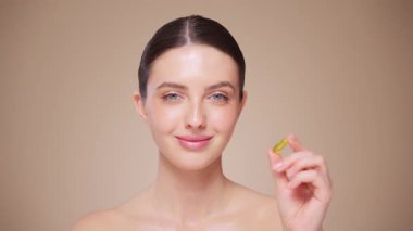 Vitaminler. Morina yağlı Omega-3 haplı mutlu güzel kıza yakın çekim. Beslenmek. D vitamini, E vitamini, balık yağı kapsülleri. Sağlıklı yaşam tarzı. Spor, Diyet Konsepti