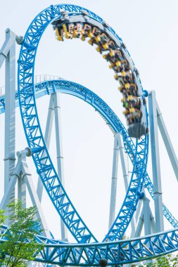 Mavi gökyüzüne karşı lunapark treni. Lunaparktaki lunaparkta hız treni. Eğlence parkında neşeli eğlenceler.